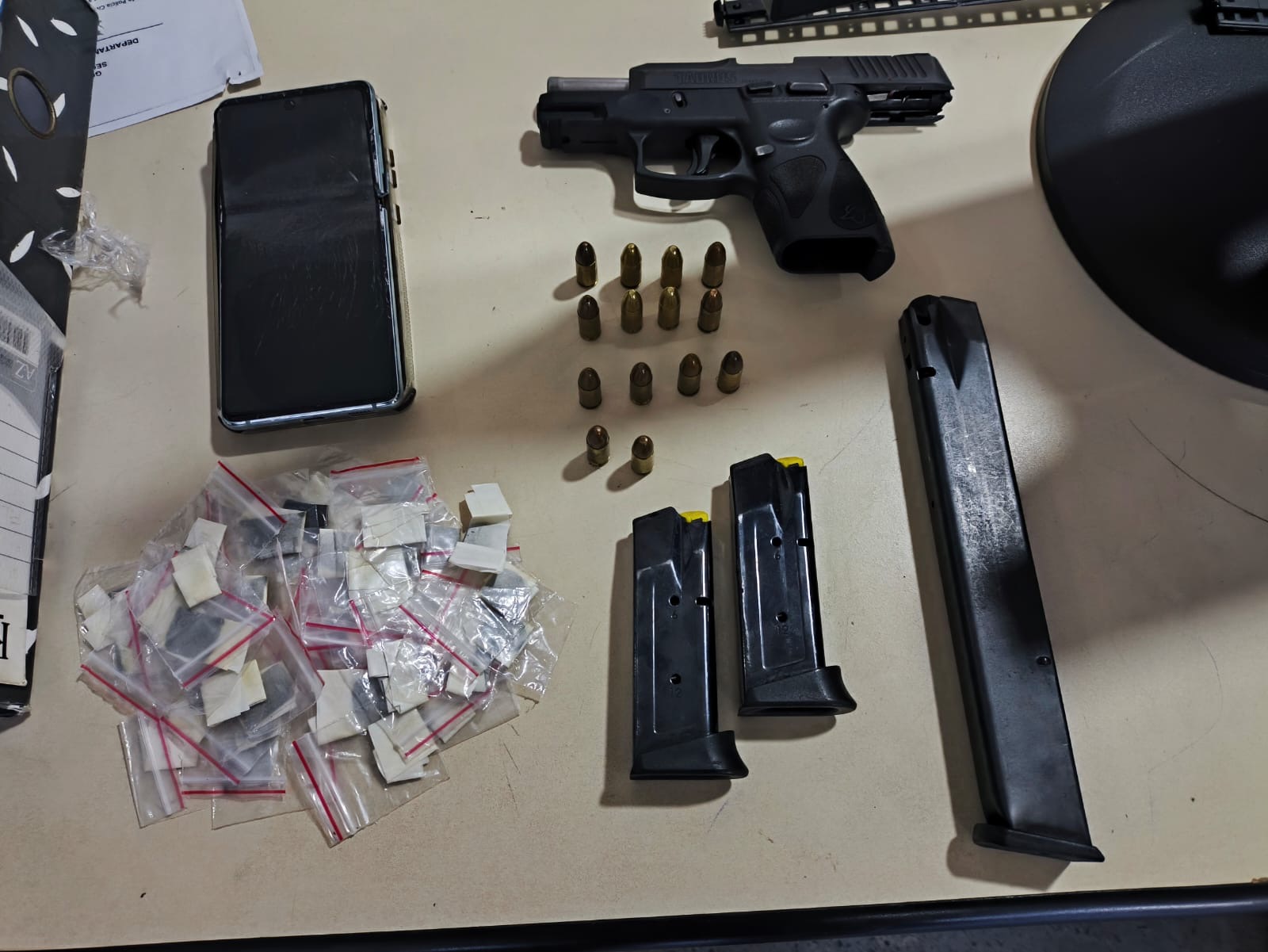 Traficante do CV se entrega a PM que apreende arma, carregadores e droga