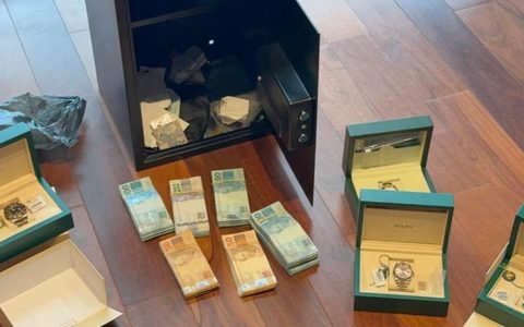 Imagem do post PF apreende armas, joias e dinheiro em operação contra o CV que prendeu mãe de Oruam