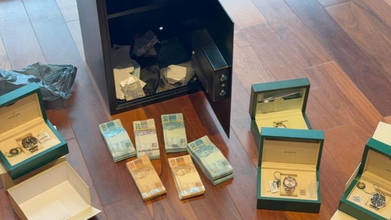 PF apreende armas, joias e dinheiro em operação contra o CV que prendeu mãe de Oruam