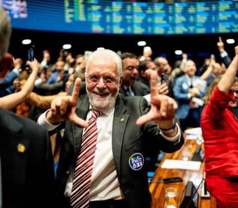 Imagem do post Jaques Wagner celebra aprovação do fim da escala 6×1 no Senado: “Passo histórico”