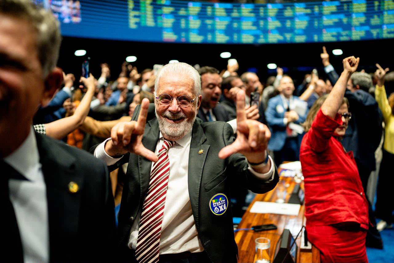 Jaques Wagner celebra aprovação do fim da escala 6×1 no Senado: “Passo histórico”