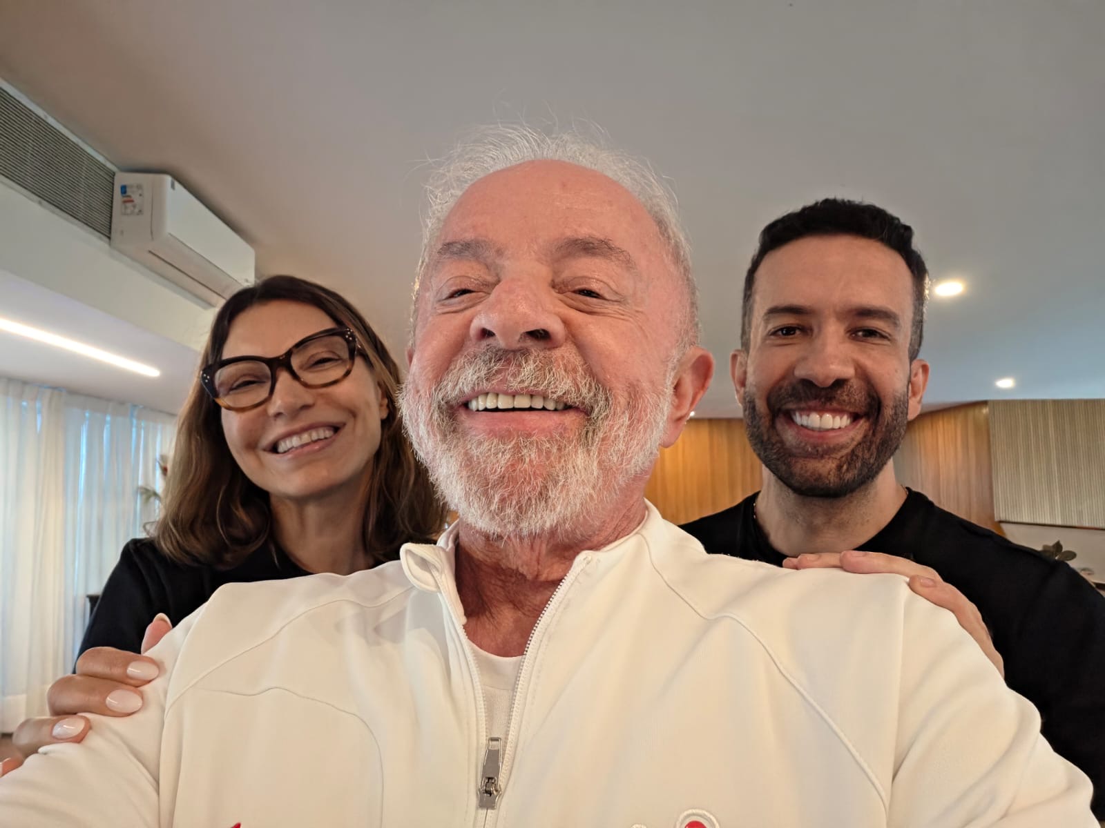 Lula anuncia pronunciamento à nação e diz que retomará lives após recuperar a voz