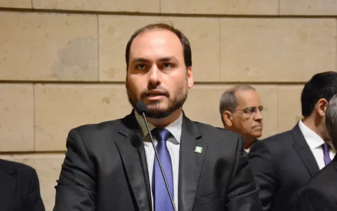 Imagem do post Carlos Bolsonaro diz ter pedido desculpas ao pai: “A gente falhou”