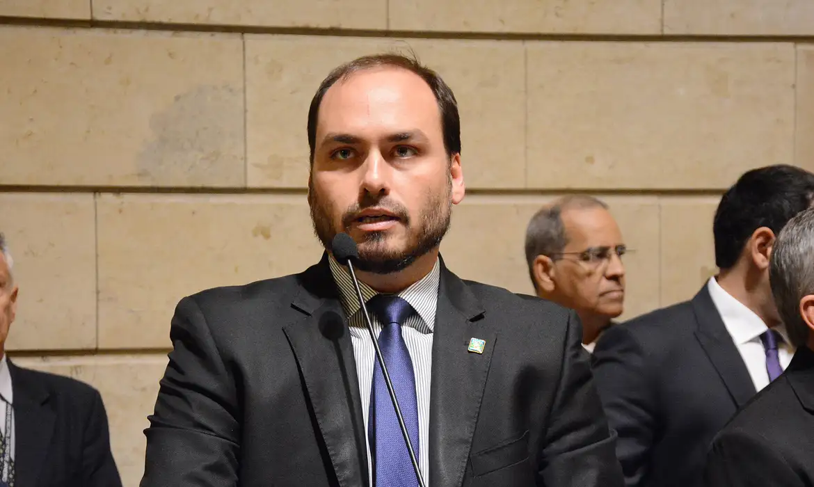 Carlos Bolsonaro diz ter pedido desculpas ao pai: “A gente falhou”