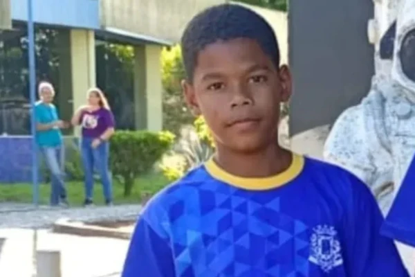 Menino de 11 anos é morto a tiros ao lado do irmão dentro de casa
