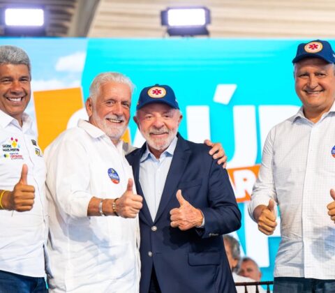 Imagem do post Jaques Wagner afirma que apoio de ACM Neto a Flávio Bolsonaro “ajuda” o grupo de Lula na Bahia
