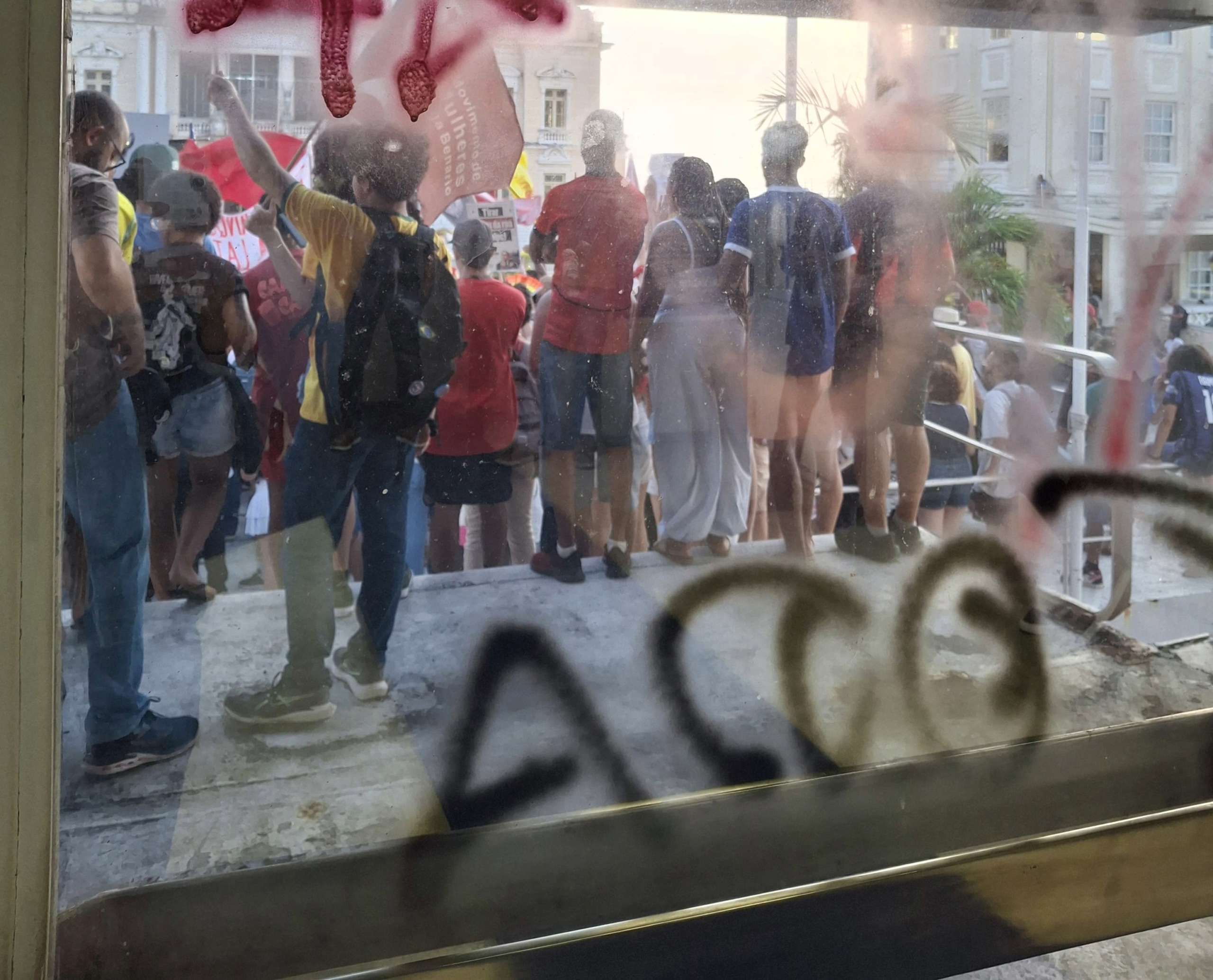Prefeitura de Salvador suspende expediente após protesto e tentativa de invasão ao Palácio Thomé de Souza