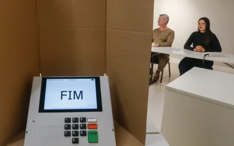 Imagem do post Celular não pode entrar na cabine: veja como fazer a colinha para votar