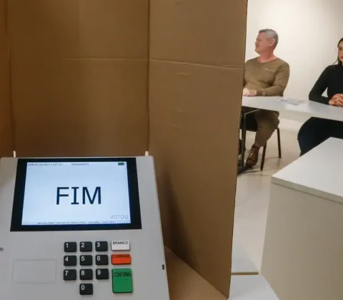 Imagem do post Celular não pode entrar na cabine: veja como fazer a colinha para votar