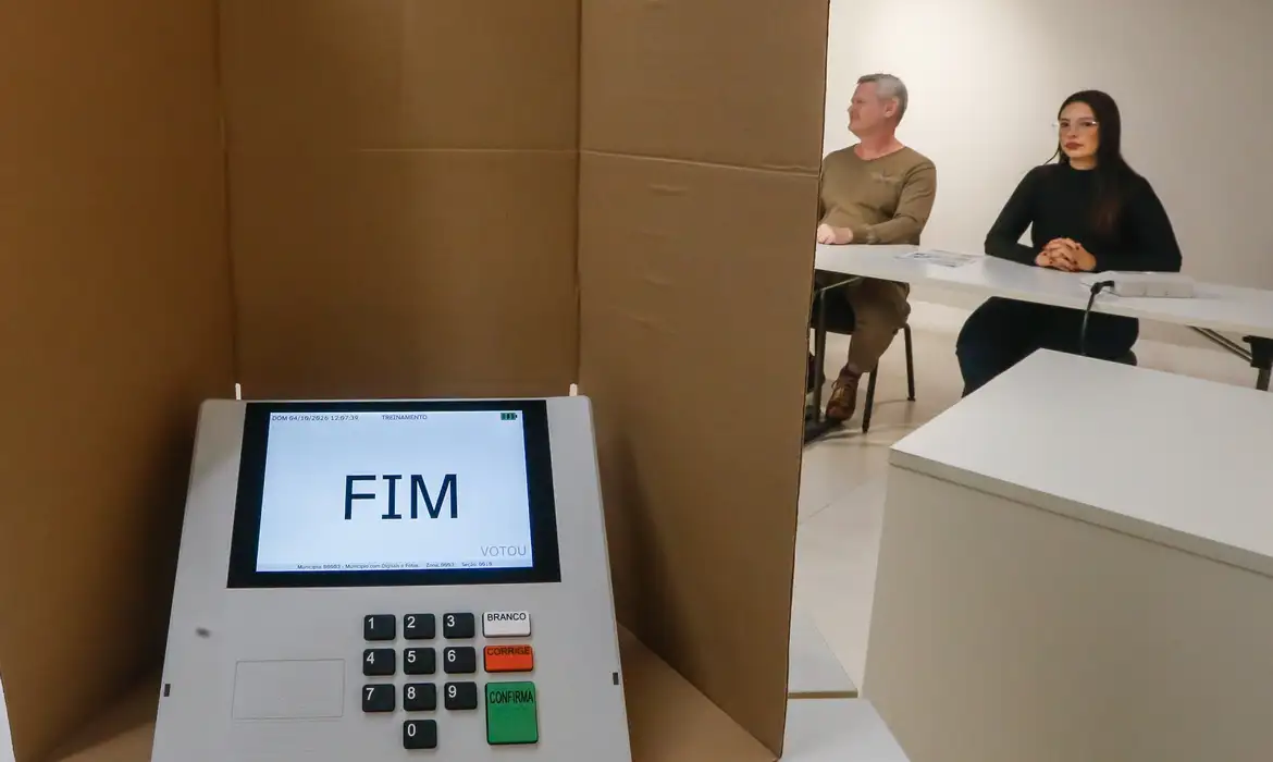 Celular não pode entrar na cabine: veja como fazer a colinha para votar