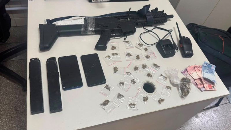 Adolescente é apreendido com submetralhadora e drogas durante ação da PM na Liberdade